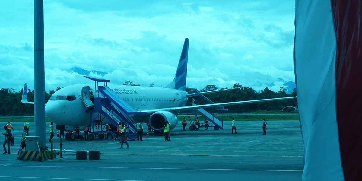 Landing perdana pesawat Garuda Indonesia di bandara sisi selatan Mozes Kilangin Mimika, Selasa (14/9/2021). Foto: Anti Patabang/Papua60detik
